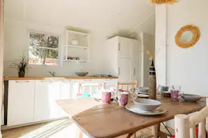 Camping Le Bellevue Camping LE BELLEVUE - Innenansicht eines Mobilheims mit Küche