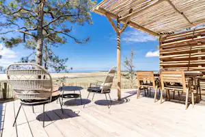 Camping Le Bellevue Camping LE BELLEVUE - Terrasse eines Mobilheims mit Esstisch