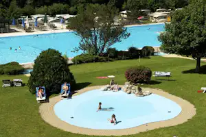 Camping Le Berceau - Poolbereich auf dem Campingplatz
