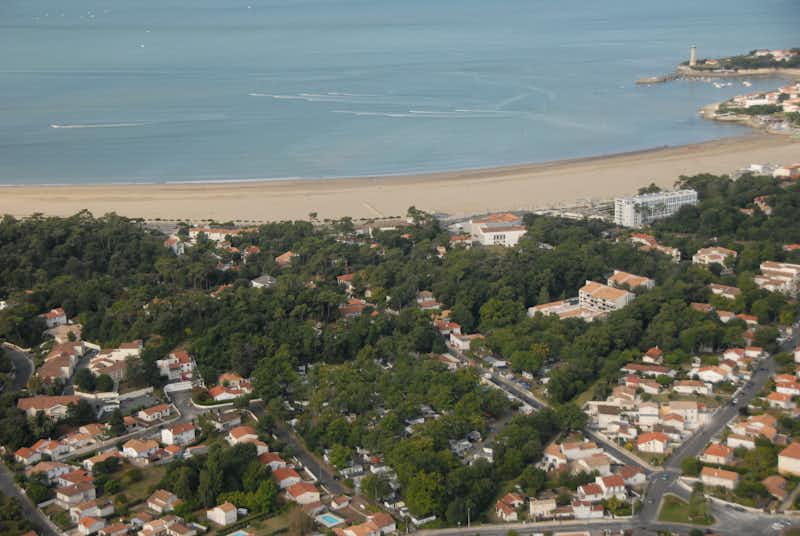 Camping Le Blayais et l'Alicat  -  Luftaufnahme vom Campingplatz am Strand an der Atlantikküste Frankreichs