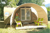 Camping Le Bois de Cornage  -  Mobilheim mit Terrasse auf dem Campingplatz