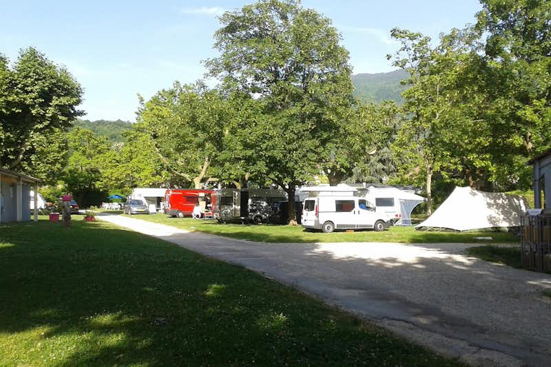 Camping Le Bois de Cornage  -  Wohznwagen- und Zeltstellplatz zwischen Bäumen auf dem Campingplatz