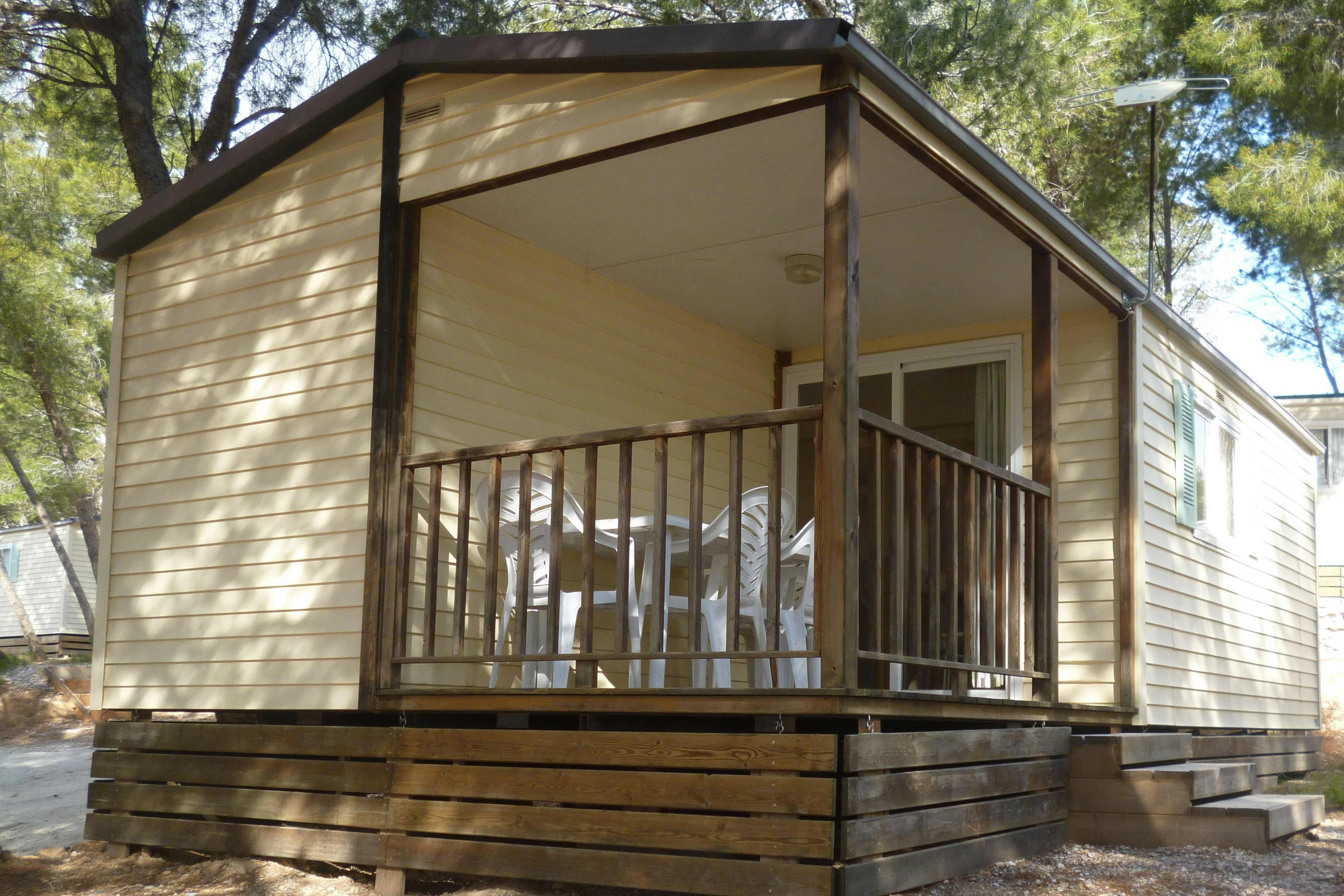 Camping Le Bois de Pins  - Mobilheim mit Terrasse auf dem Campingplatz