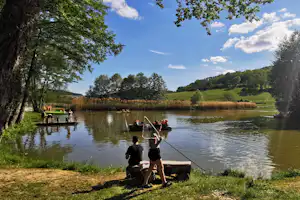 Camping Le Bois de Reveuge - Gäste angeln auf dem Campingplatz