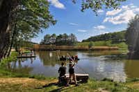 Camping Le Bois de Reveuge - Gäste angeln auf dem Campingplatz 