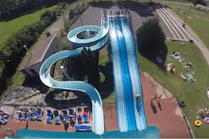 Camping Le Bois de Reveuge - Kinder auf der Wasserrutsche im Pool
