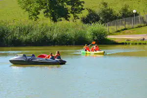 Camping Le Bois de Reveuge - Wassersportaktivitäten auf dem See am Campingplatz