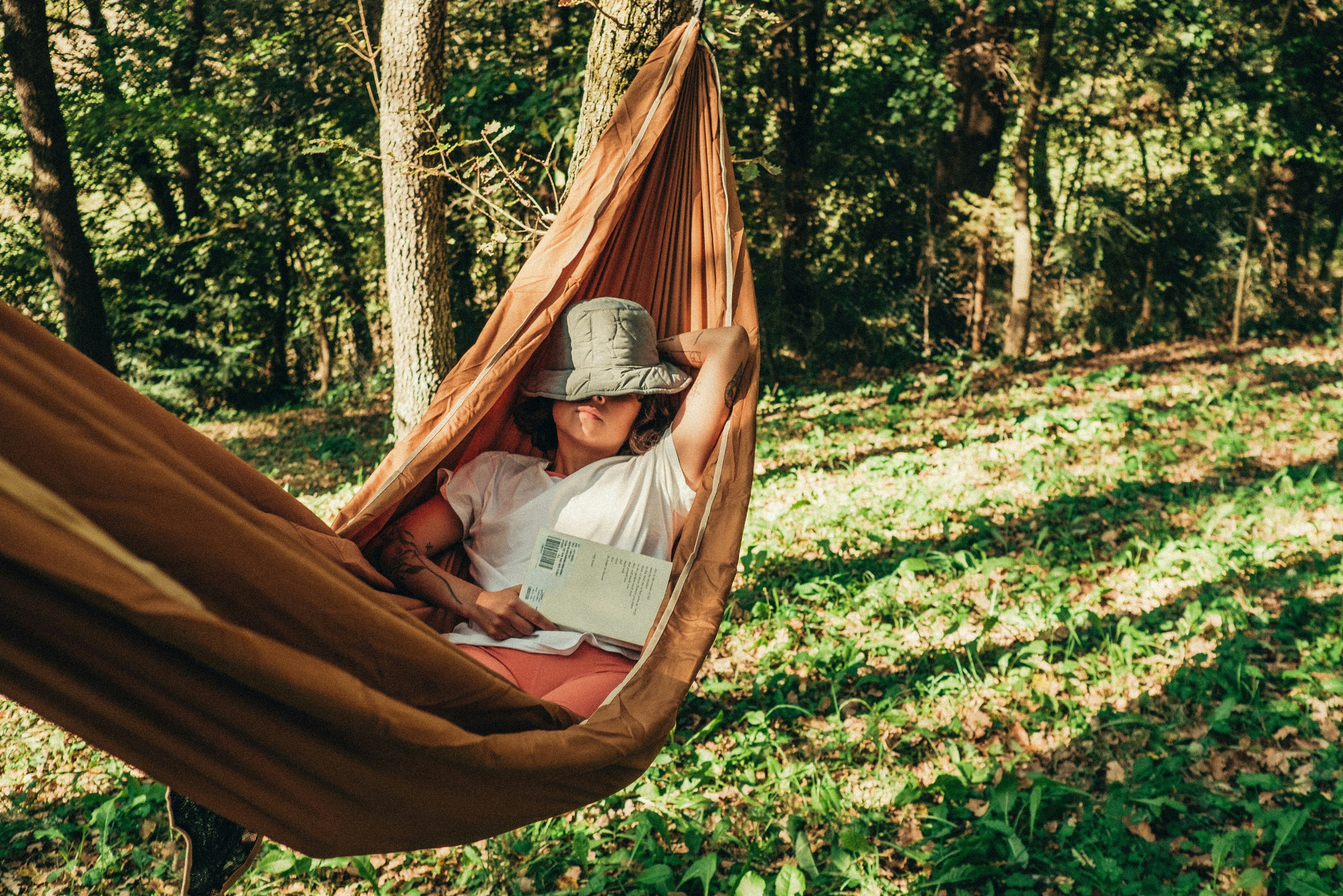 Camping Le Bois De Sophie - Camperin entspannt in einer Hängematte