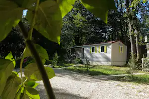 Camping le Bois du Coderc - Mobilheim mit Veranda auf dem Campingplatz