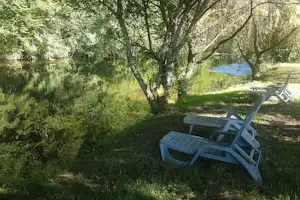 Camping le Bois du Coderc - Liegestühle am Fluss