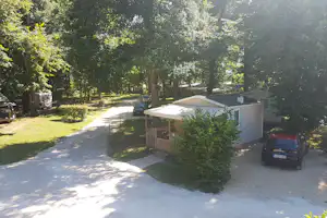 Camping le Bois du Coderc - Stellplätze und Mobilheimen im Grünen auf dem Campingplatz