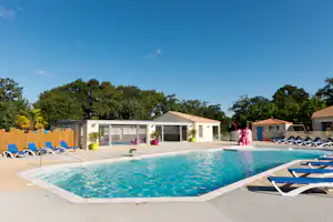 Camping Le Bois Joli - Pool mit Liegestühlen und Sonnenschirmen auf dem Campingplatz