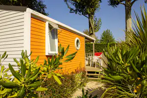Camping Le Bois Verdon - Mobilheim mit Terrasse auf dem Campingplatz