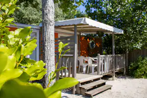 Camping Le Bois Verdon - Mobilheim mit Terrasse auf dem Campingplatz