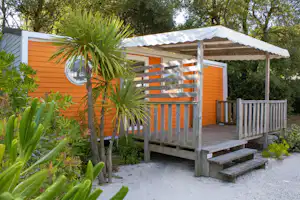 Camping Le Bois Verdon - Mobilheim mit Terrasse auf dem Campingplatz