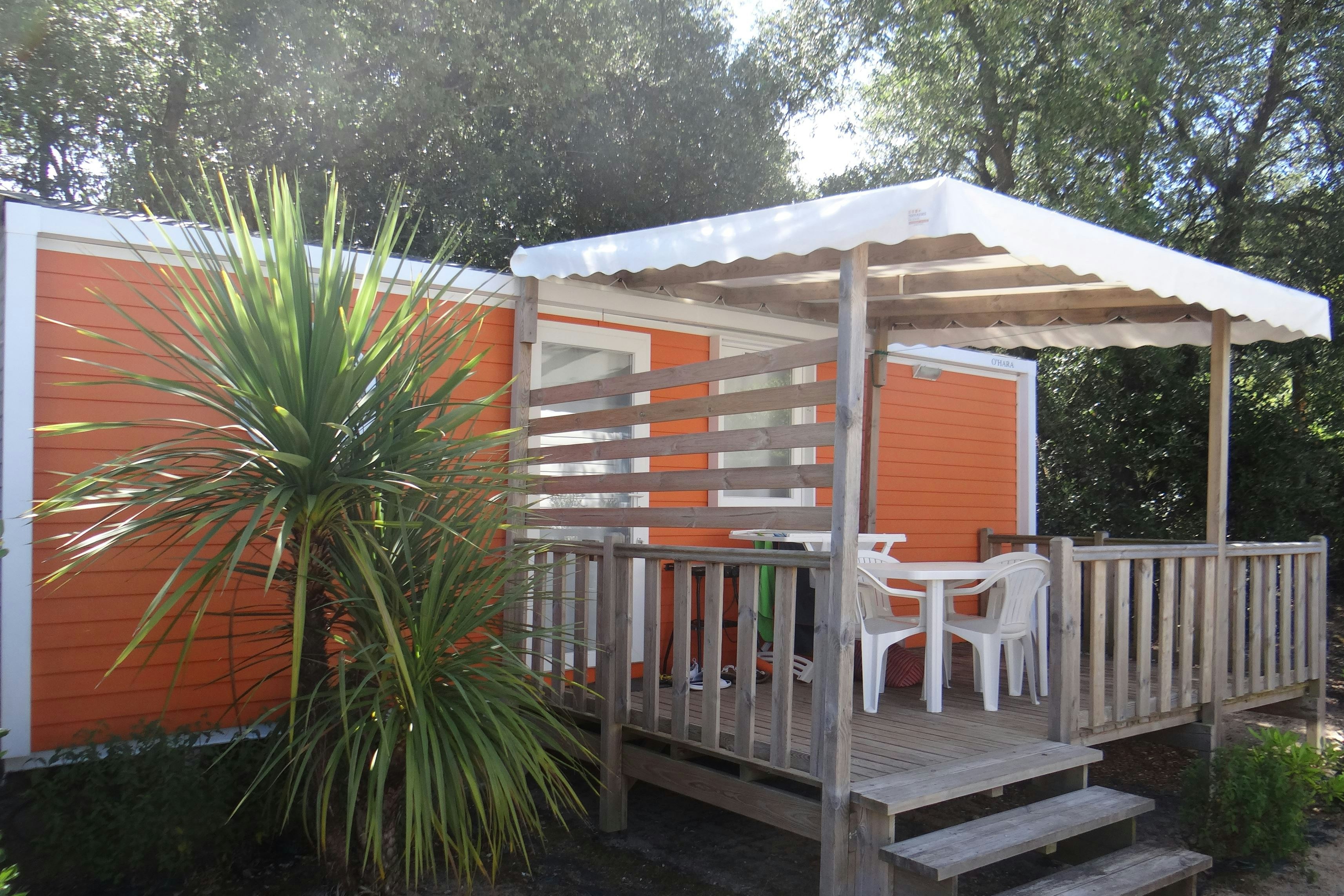 Camping Le Bois Verdon  - Mobilheim mit Veranda im Grünen auf dem Campingplatz