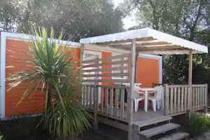 Camping Le Bois Verdon - Mobilheim mit Veranda im Grünen auf dem Campingplatz