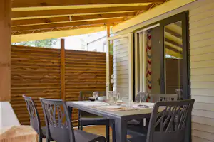 Camping Le Bon Port - Mobilheim mit Terrasse auf dem Campingplatz