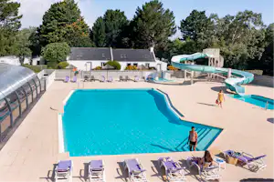 Camping Le Bordenéo - Campingplatz mit Pool,Wasserrutsche, Liegestühlen und Sonnenschirmen