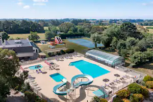 Camping Le Bordenéo - Pool mit Liegestühlen und Sonnenschirmen auf dem Campingplatz