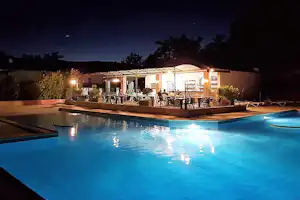 Camping Le Bosquet - Freibad auf dem Campingplatz bei Nacht