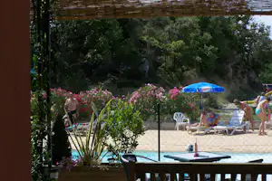 Camping Le Bosquet - Liegestühle und Sonnenschirme am Pool