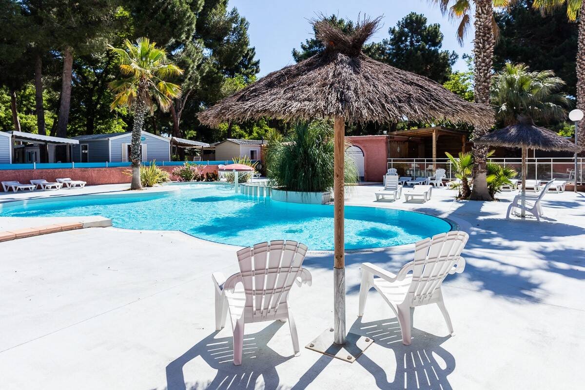 Camping Le Bosquet  - Pool im Freien mit Liegestühlen und Sonnenschirmen