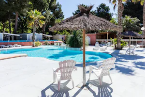 Camping Le Bosquet - Pool im Freien mit Liegestühlen und Sonnenschirmen