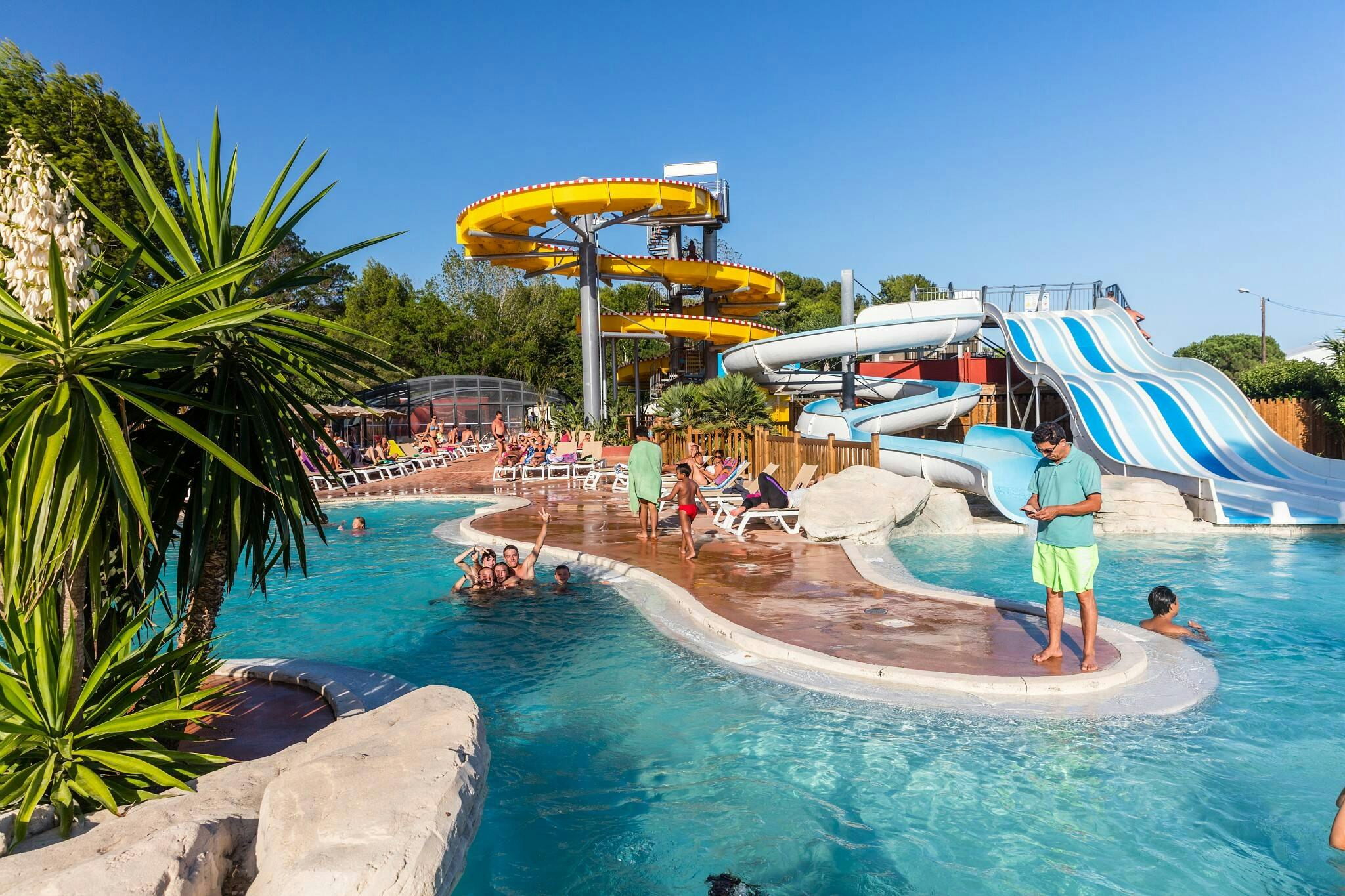 Camping Le Bosquet - Freibad mit Wasserrutschen auf dem Campingplatz