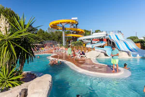 Camping Le Bosquet - Freibad mit Wasserrutschen auf dem Campingplatz