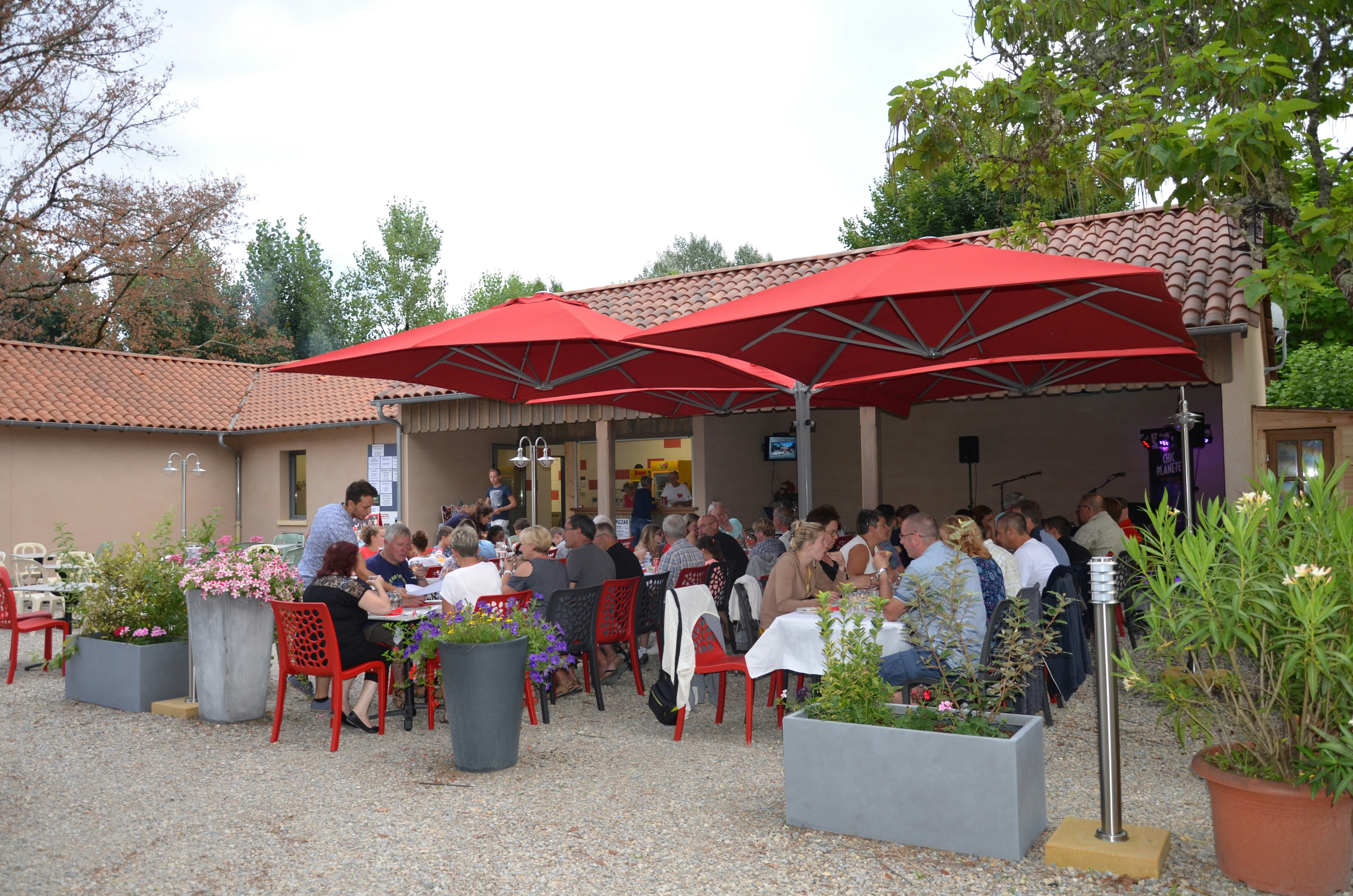 Camping Le Bosquet  - Restaurant mit Terrasse auf dem Campingplatz