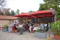Camping Le Bosquet -  Restaurant Terrasse  auf dem Campingplatz