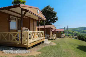 Camping Le Bourdieu - Mobilheime am Hang auf dem Campingplatz