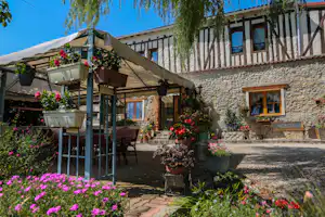 Camping Le Bourdieu - Hauptgebäude auf dem Campingplatz