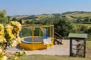 Camping Le Bourdieu - Trampolin mit Blick in das Tal