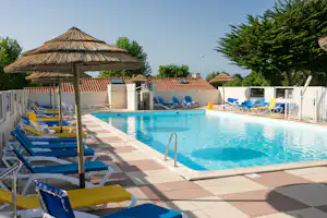 Camping LE BRANDAIS - Pool vom Campingplatz mit Sonnenschirmen und Liegestühlen
