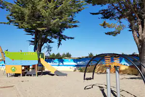Camping LE BRANDAIS - Spielplatz vom Campingplatz unter Bäumen