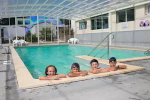 Camping LE BRANDAIS - Kinder im Indoor Pool vom Campingplatz