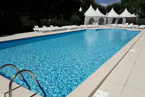 Camping Le Braou - Swimmingpool mit Liegestühlen zum Sonnenbaden