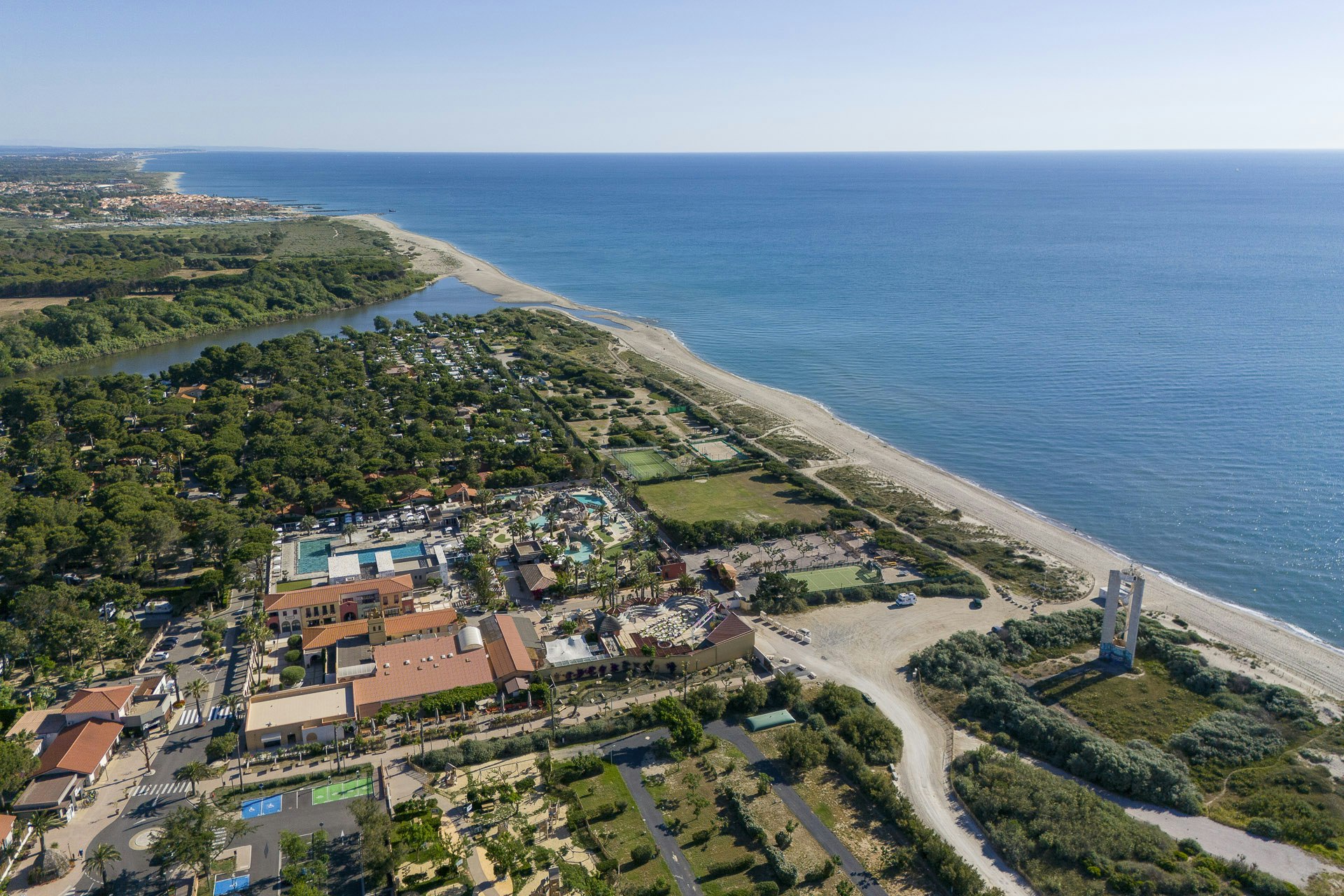 Yelloh! Village Le Brasilia  - Luftaufnahme des Campingplatzes am Meer