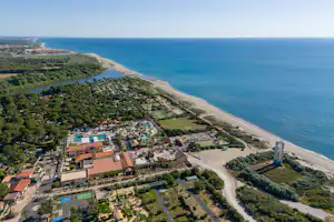 Yelloh! Village Le Brasilia - Luftaufnahme des Campingplatzes am Meer