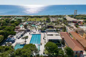 Yelloh! Village Le Brasilia - Luftaufnahme des Campingplatzes mit Freibad