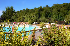Camping Le Brévedent - Pool im Freien mit Liegestühlen und Sonnenschirmen