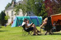Camping Le Brévedent - Gäste entspannen sich vor ihrem Zelte