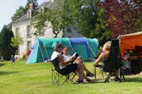 Camping Le Brévedent - Gäste entspannen sich vor ihrem Zelte