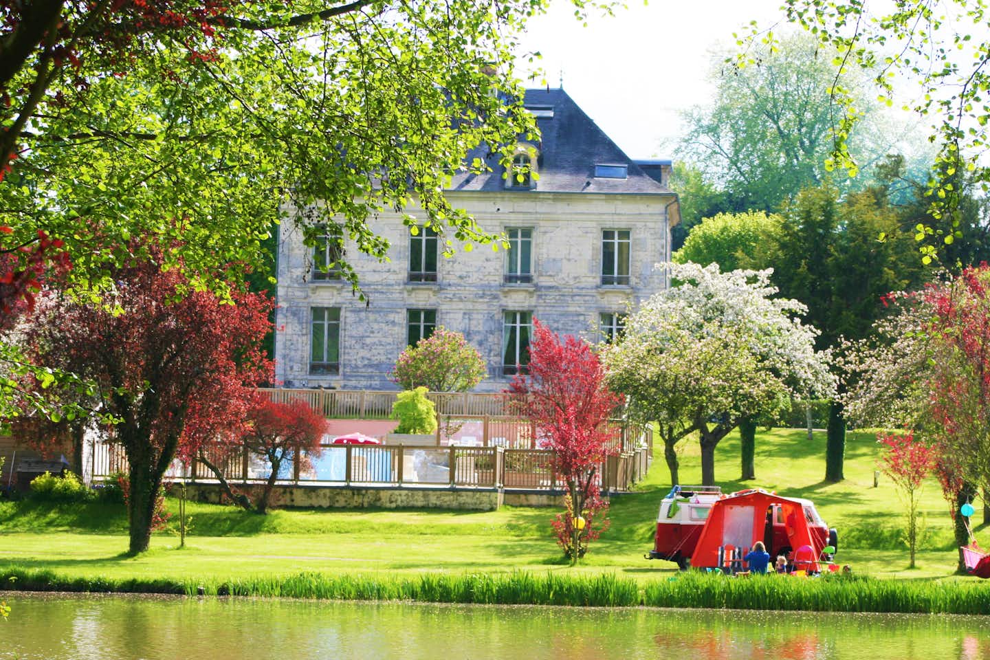 Camping Le Brévedent - Stellplätze im Park des Chateau du Brevedent in der Normandie