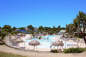 Camping Le Cabellou Plage - Pool vom Campingplatz mit Sonnenschirmen und Liegestühlen