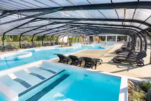 Camping Le Cabellou Plage - Überdachter Pool mit Liegestühlen