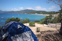 Camping Le Calanchiole - Zelt auf Stellplatz mit Blick auf das Mittelmeer