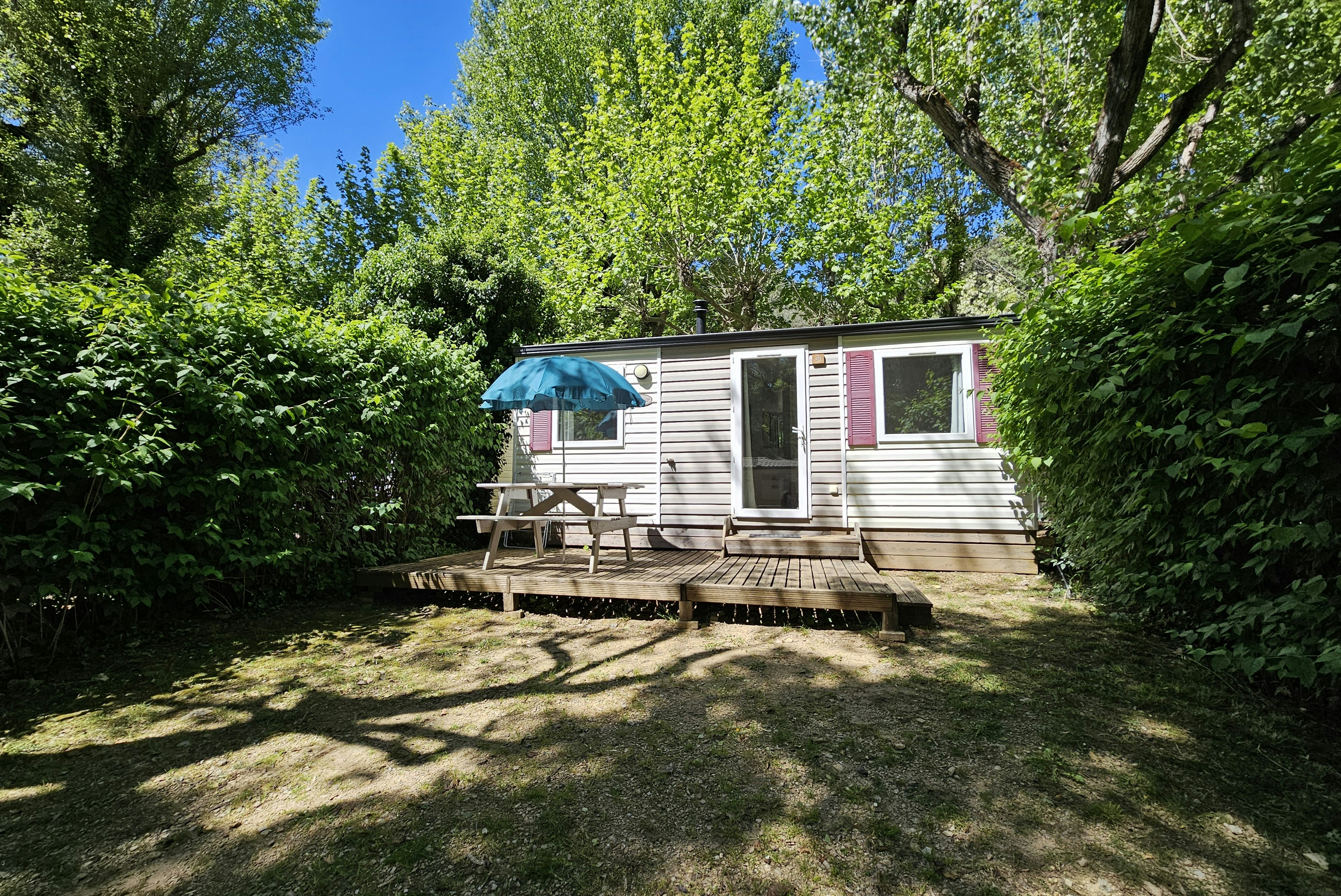 Camping le Camp des Gorges  - Mobilheim mit Terrasse auf dem Campingplatz